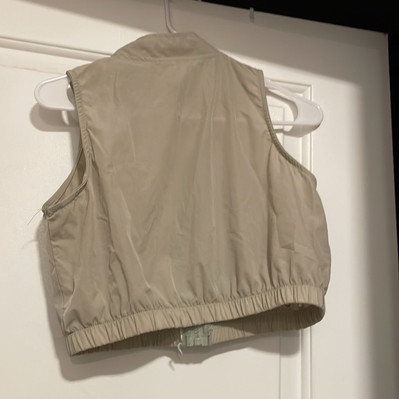 Crop Utility Vest - Picture 2 of 4